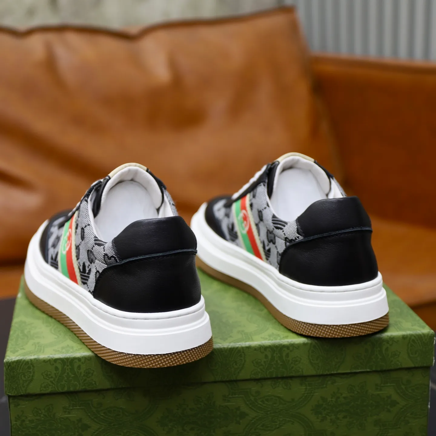 Ex-factory price: 420💰🙅‍♂️🙅‍♂️🙅‍♂️ Brand: GUCCI Standard code: 38–44 (45 can be customized) Grade: Same as the official website Material: Original cowhide fabric Comfortable pigskin lining Lightweight wear-resistant outsole Style category: Men's fashionable casual shoes and boots Running sneakers Distinguished luxury brand elements Top luxury Color: actual picture color